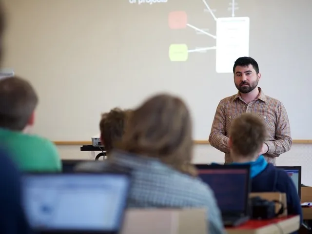 Szakember projektbemutatót tart a fejlesztői csapatnak